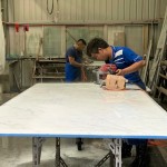 現(xiàn)場(chǎng)師傅熟練地操作拋光機(jī)搭配肉眼觀察，就像作畫一樣揮灑。只是打磨拋光屬於「減法的藝術(shù)」，卸除表面凹凸不平且粗糙的表面，不求快但求仔仔細(xì)細(xì)，達(dá)到光滑晶透如鏡面的效果。