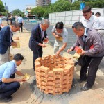 新業(yè)建設(shè) 穆椿松名譽(yù)董事長(zhǎng)（左三）偕同卓勝隆董事長(zhǎng)(左二)、邱正光副總經(jīng)理(左一)帶著虔念，期盼【築願(yuàn)景】工程平安順利。