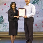 一路以來，有一群人默默的付出，正在做著一件極具意義的事，需要更多人去支持，新業(yè)也一同加入此行，讓愛及時(shí)!圖為「臺(tái)中張老師中心」主任委員張麗莉（圖左）向新業(yè)建設(shè)楊世偉經(jīng)理（圖右）致贈(zèng)感謝狀。