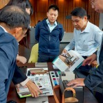 不同的顏色、材質(zhì)、功能性質(zhì)甚至觸感等，排列組合甚至有上千種組合，需要職人根據(jù)多年經(jīng)驗，仔細推敲琢磨並判斷。（圖左一為卓勝隆董事長，圖右二為邱正光副總經(jīng)理）