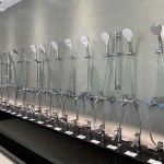 手持式蓮蓬頭與單槍式水龍頭排列展示。新業(yè)職人團隊了解每人偏好的水壓力道不同，享受療癒自我的SPA時光，因此對蓮蓬頭的選擇也格外謹慎周全。