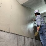 職人一遍一遍的在建築立面抹開，事先的預(yù)留溝縫也是門學(xué)問。