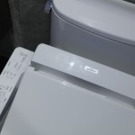 對(duì)於肌膚較為敏感的家人來(lái)說(shuō)，或是在寒冷的天氣中，TOTO智慧免治馬桶都能早一步知道，滿足全家大小的暖心呵護(hù)。