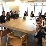 相聚時光，愜意坐在二樓圖書會議室暢所欲言。