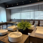 形形色色的典雅款式，透過水柱的流動(dòng)，從洗手、洗臉又不輕意濺濕石材檯面，開啟美好的一天。