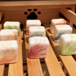 與其他手工皂一樣，最後都需要經(jīng)過晾曬才能開始包裝，經(jīng)過太陽的撫觸，羊毛皂也多了一分溫柔。