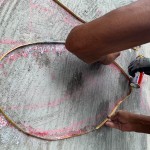 看似金箍圈的銅線，按著藝術(shù)家用粉筆畫好的輪廓，排出不規(guī)則線條。