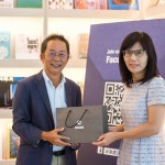 紀(jì)念本次講座圓滿，新業(yè)建設(shè) 卓勝隆董事長(zhǎng)親手贈(zèng)送伴手禮，代表著一份感謝的心意。