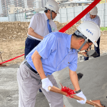 新業(yè)建設(shè)-董事長(zhǎng) 卓勝隆(中)，以金鏟鏟起沙堆，象徵整個(gè)工程的開端與順?biāo)?，為往後的臺(tái)中14期築下最宜居的家園。