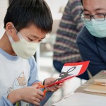 在剪紙練習(xí)，孩子不僅能體驗(yàn)傳統(tǒng)技藝，從中還可以獲得數(shù)學(xué)幾何、對(duì)稱的概念，
以及手部肌肉的訓(xùn)練。