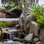 聽(tīng)瀑踏石，潺潺水流，新業(yè)與景觀團(tuán)隊(duì)親自挑選來(lái)自中部山區(qū)溪流的石頭，希望降低碳足跡。