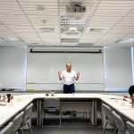 新業(yè)建設(shè)大家長－穆椿松創(chuàng)辦人（圖中）藉由小故事帶出新業(yè)理念，以「主動、積極、樂觀」的態(tài)度去面對問題，方方面面不妥協(xié)的堅持，分享其中的經(jīng)營哲學(xué)。