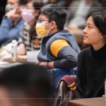 靜靜地聆聽著講師的分享，一筆一劃，道出老師傅的匠心獨具，與一段代代相傳的故事。