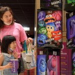 原先在腦中的五元老(樂樂、憂憂、怒怒、厭厭、驚驚)，被新來的情緒朋友關起來了！會有什麼樣的冒險等著他們呢？