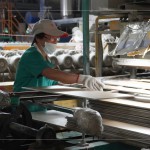 窯場(chǎng)師傅細(xì)心的檢驗(yàn)每一片磁磚，不斷的反覆確認(rèn)，感受每一分的精準(zhǔn)細(xì)節(jié)。