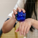 將油品盛裝在專業(yè)品油杯中，不只透過嗅覺、味覺，更透過將油倒在皮膚上的觸感，直接的感受天然橄欖油的滲透變化。