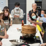 再次邀請廚藝職人 ＃吳志杰師傅(右一)，身懷30年以上的廚藝經(jīng)驗，研究出最有口感的蘿蔔糕作法，不藏私的傳授給新業(yè)家人們。