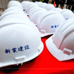 戴上工程帽如同披上鎧甲，每一步築跡都能走得踏實而穩(wěn)健，成為頭頂之上無聲的守護者。