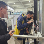 營建部工地主任-吳瑞隆(圖中)，用燈源檢查水密性能試驗後的氣密窗，確認(rèn)是否有漏水、滲水或濺水的情形。