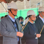 新業(yè)團(tuán)隊(duì)齊聚，眾人一心，手持炷香，煙氣霧氣交織，裊裊上升，願(yuàn)直達(dá)天聽，透過聲聲祝禱，傳遞心中滿懷的期盼與感恩。(左一為新業(yè)建設(shè) 穆椿松 創(chuàng)辦人，左二為卓勝隆 董事長)