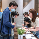 設(shè)立新業(yè)建設(shè)專屬領(lǐng)票處，仔細(xì)與住戶核對資料及票卷，讓住戶可安心的入場觀影。