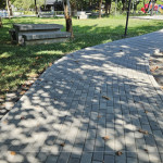 步道更新成高壓透水磚，透過(guò)美學(xué)及無(wú)障礙環(huán)境設(shè)置，解決公園高低差現(xiàn)象及舖面材料不連續(xù)的問(wèn)題，同時(shí)利用透水磚設(shè)計(jì)，有效解決積水、防滑問(wèn)題，不僅美觀、環(huán)保且易於維護(hù)與修復(fù)。