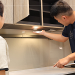 廚櫃下的加裝式崁燈，創(chuàng)造貼心的照明效果，為廚具空間增添另一份溫暖，也讓使用上更安心。