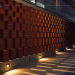 獨特的紅磚砌牆，錯落的完美設計，讓原本夜晚較為陰暗的小巷增添了意外的人文氣息。