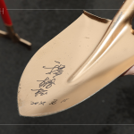 新業(yè)建設(shè) 創(chuàng)辦人 穆椿松先生，於金鏟子上簽名，象徵著開工誌慶，步步啟程。