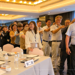 同仁們互相舒緩筋骨、鼓舞激勵(lì)、調(diào)整節(jié)奏，開啟一天的課程，同時(shí)也圈起彼此情感與向心力。