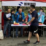 現(xiàn)場(chǎng)新業(yè)建設(shè)穆椿松名譽(yù)董事長（左二）與卓勝隆董事長（左一）引領(lǐng)大家，加油吶喊給予跑者支持。