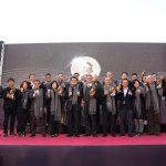 頒獎團隊與得獎?wù)咭煌嫌傲裟睢５?屆臺中市都市空間設(shè)計大獎緊扣「適法」、「創(chuàng)意」、「傳承」等訴求，傳達幸福城市始於移居宜家的意涵。