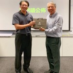 課程尾聲，新業(yè)建設(shè)榮譽董事長－穆椿松先生準(zhǔn)備禮品致贈，感謝王永福講師帶給我們精采充實的教育訓(xùn)練。