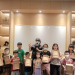 小朋友們完成了屬於自己獨(dú)一無(wú)二的彈珠臺(tái)，從敲敲打打中學(xué)習(xí)到做任何事都需要耐心等候與按部就班，就可以感受到只屬於自己的小榮譽(yù)。