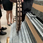 現(xiàn)場(chǎng)除了大型切割器，這個(gè)狀似迷你輪胎的器材，是讓石材切割出止滑溝的秘密武器，可謂小兵立大功！