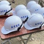 新業(yè)總是將住戶的需求與期待放在心上，每一頂工程頭盔不僅代表專業(yè)，也象徵著與建築師心起手應(yīng)、一同築起願(yuàn)景的默契。