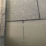 海綿擦拭前(下)後(上)的對比，讓隔著層層水泥的石子掀開神秘的面紗，重見天日。