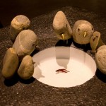 每一項(xiàng)鳥(niǎo)兒的金工原石作品，嘴喙都被打磨得光亮平滑顯得相當(dāng)逗趣，描繪一隻隻收起翅膀想要自由卻又嚮往安定的鳥(niǎo)兒，表達(dá)家與家人的重要性。