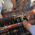 樓頂安裝金色的中樑即為上樑，建築就是一步一步紮紮實實地築步就班。