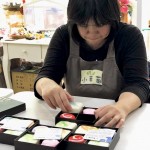 將羊毛皂一一裝入禮盒，千辛萬苦完成禮盒包裝，每個步驟絕不馬虎。