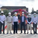 新業(yè)建設(shè) 穆椿松名譽(yù)董事長(右四)、卓勝隆董事長(右三)帶領(lǐng)新業(yè)團(tuán)隊(duì)，祈求保佑人員平安、工程順利。