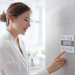 喜歡在晨起時(shí)藉由泡澡喚醒交感神經(jīng)，抑或是將花灑打開(kāi)將一整天的疲憊隨著水花沖散？將暖風(fēng)機(jī)調(diào)到自己偏好的溫度，緩和冷與暖的交界，帶來(lái)舒適又舒心的沐浴時(shí)光。