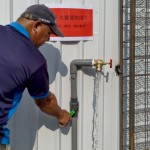 工地在開挖地下室時(shí)，必須抽取大量地下水，過去這些工地水都直接放流到排水溝，透過這一次市府的淨(jìng)水優(yōu)化，可免費(fèi)讓民眾取用到更乾淨(jìng)的水源。