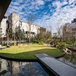 從社區(qū)中庭、家戶陽臺(tái)、到空中花園，整體綠覆率超過100%，自然植栽錯(cuò)落建築之中，層疊融合成一座垂直森林。