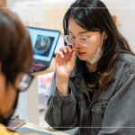 空氣中瀰漫淡淡草藥味，透過(guò)嗅覺(jué)去感受不同氣味，來(lái)自東方美學(xué)的天然草本香氛，更能放鬆身心靈。