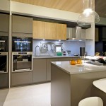 巧思哲學(xué)的私廚空間，開放式中島結(jié)合餐桌，善用空間的設(shè)計(jì)，可以是備料空間，也可以是小朋友書寫玩樂的地方，省時(shí)簡約的廚房場域，只為了留給家人更多愛的時(shí)間。