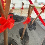 開工象徵的金鏟子，猶如一顆開起夢想的種子，扎根土壤，彷彿像孕育生命般，即將萌芽。