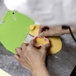 將麵糰壓成合適的厚薄度，壓上俏皮的造型圖案，輕輕搖晃讓模具與麵糰脫離，再用刮板將成品移至烤盤上，待烘烤餅乾就快完成囉！。