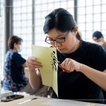 沿著線條剪裁，透過(guò)轉(zhuǎn)動(dòng)紙張方向，剪去多餘的邊角，利用些許剪紙小技巧，讓過(guò)程中更順手。