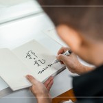 米灰色的質(zhì)感職人手札，搭配郭哥(郭子乾)親筆簽名，作為當(dāng)天抽獎(jiǎng)禮，贈(zèng)予一份特別的祝福。